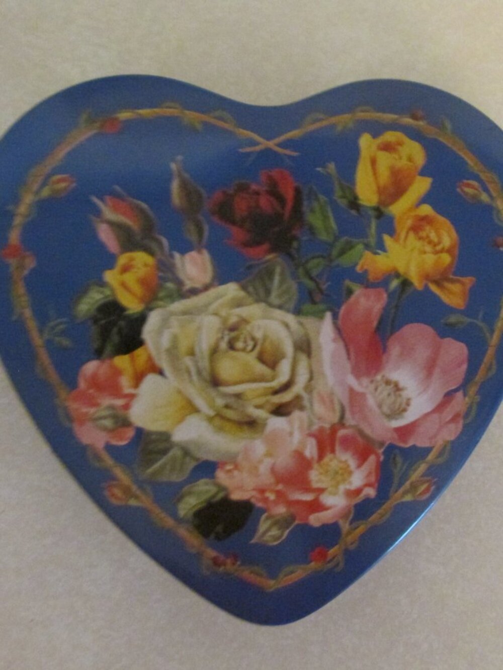 TIN CONTAINER BLUE HEART SHAPE with FLORAL ROSES LID TRINKET BOX GRANNYCORE VICT